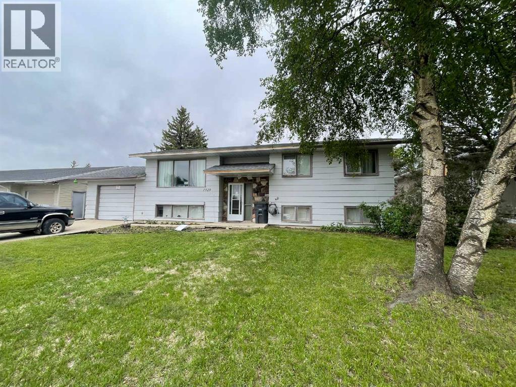 1020 1 Street W Property Photo 2