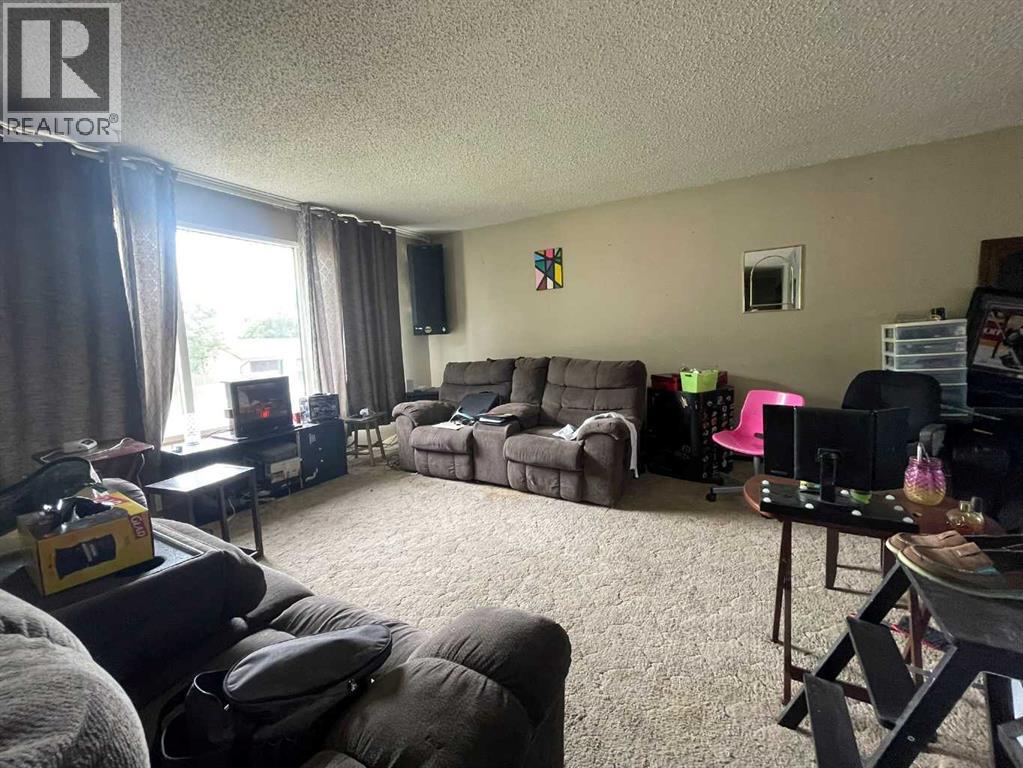 1020 1 Street W Property Photo 4