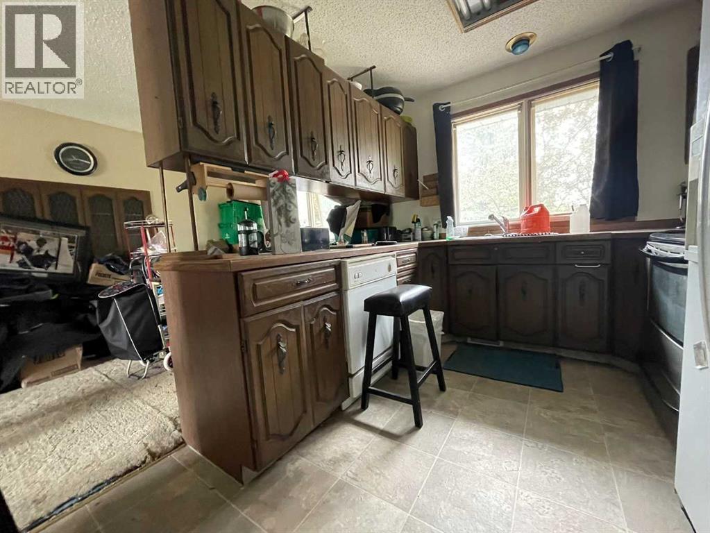 1020 1 Street W Property Photo 8