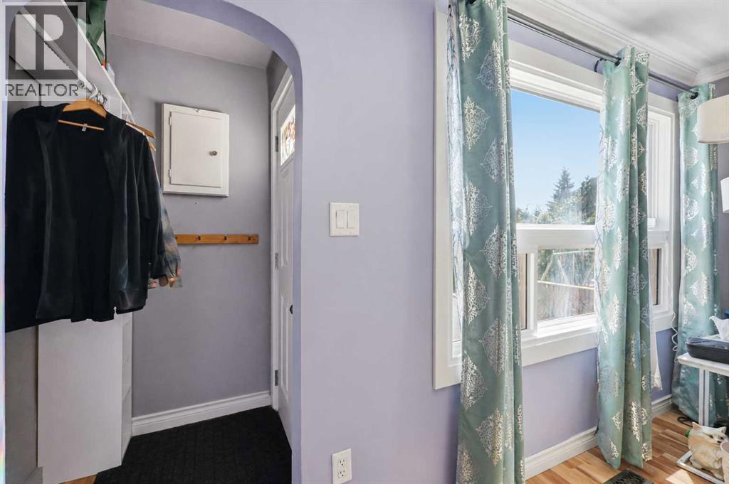 5928 51 Avenue Property Photo 3