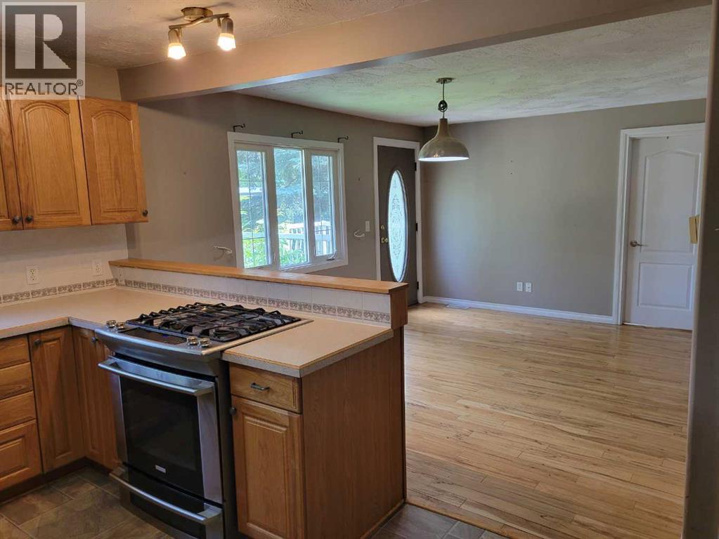 108 2 Avenue W Property Photo 3