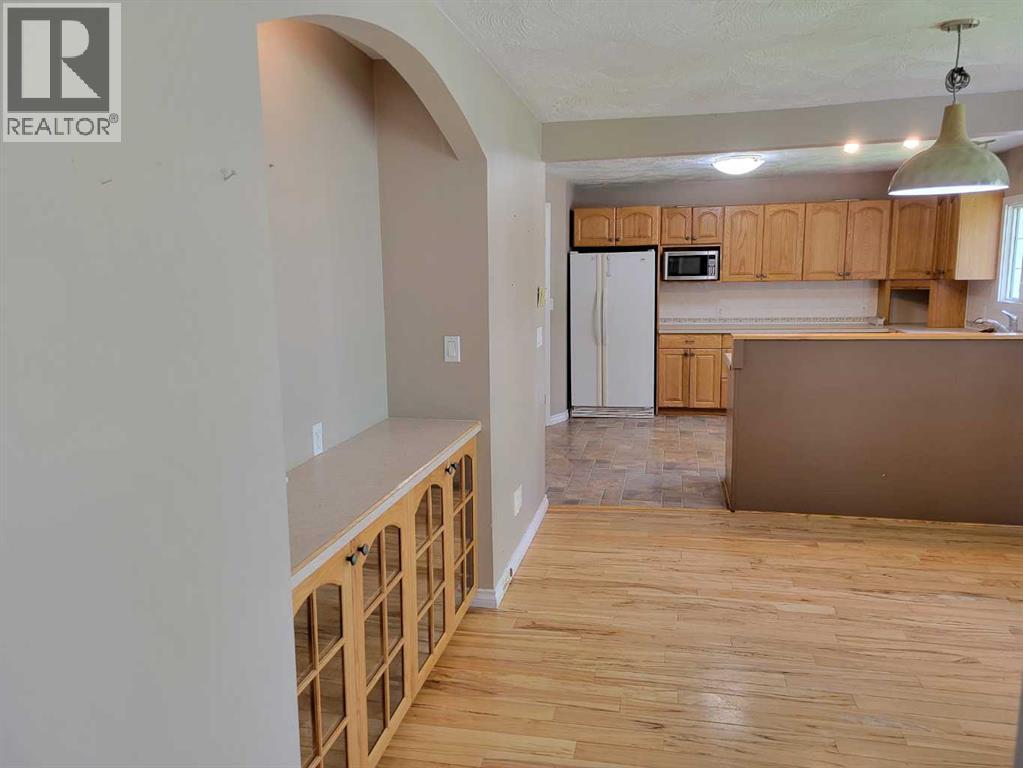 108 2 Avenue W Property Photo 4