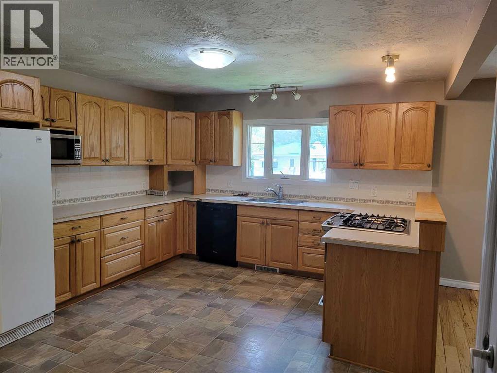 108 2 Avenue W Property Photo 5