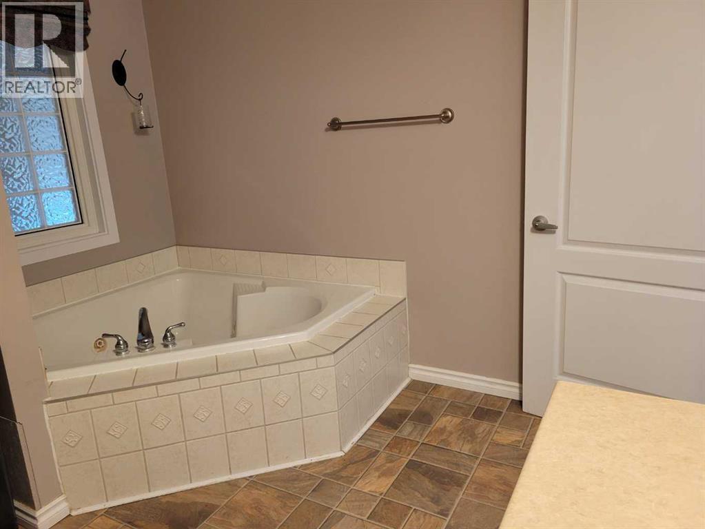 108 2 Avenue W Property Photo 14