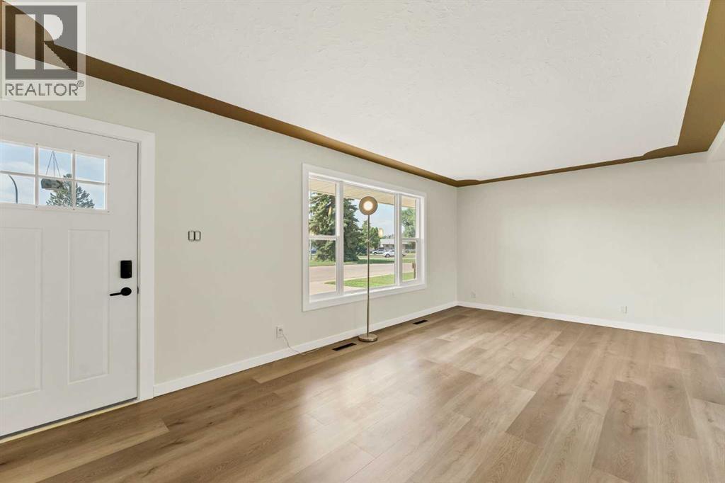 2711 Dunmore Road Se Property Photo 6