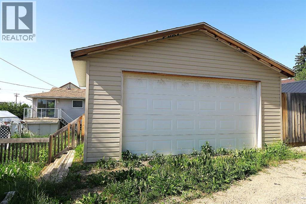 2015 19 Avenue Property Photo 3