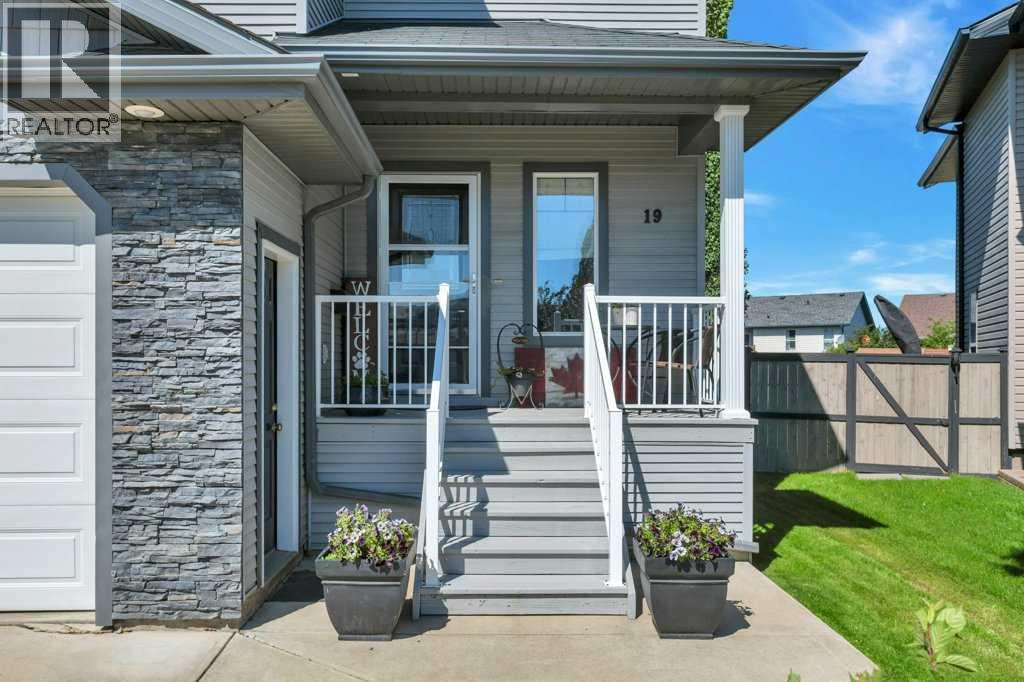 19 Lougheed Close Property Photo 2