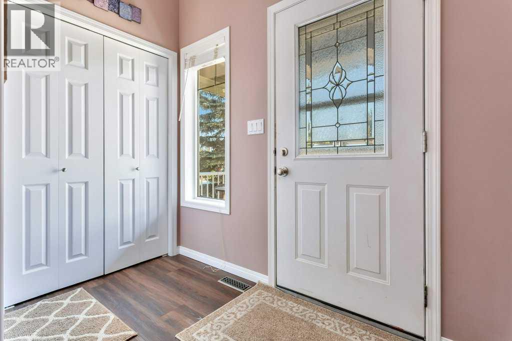 19 Lougheed Close Property Photo 3