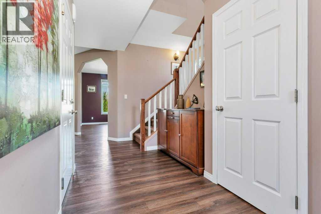 19 Lougheed Close Property Photo 4