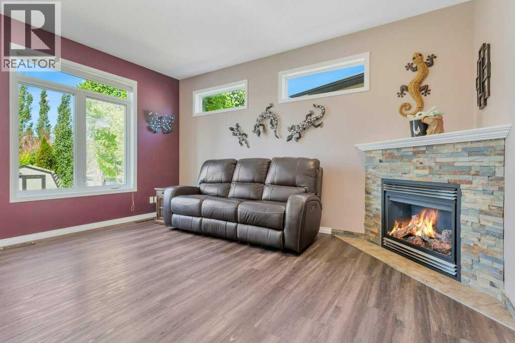 19 Lougheed Close Property Photo 6