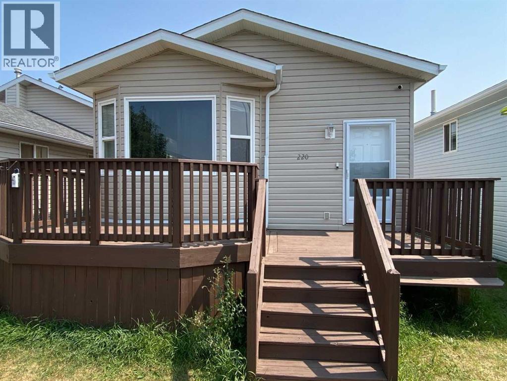 220 16 Street E Property Photo 1