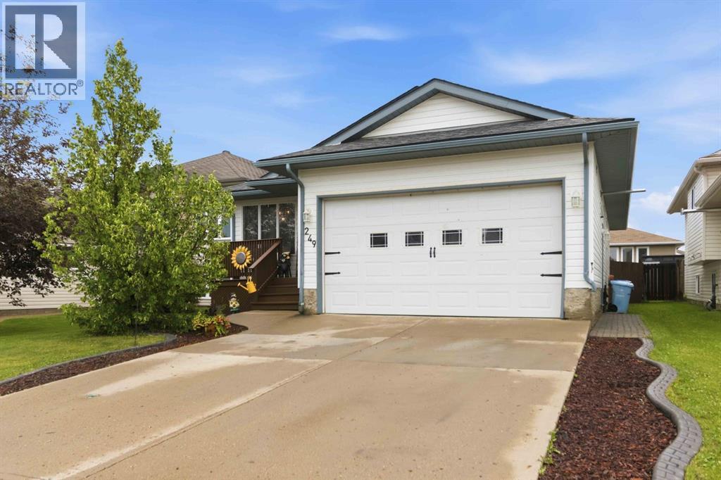 249 Fox Crescent Property Photo 1