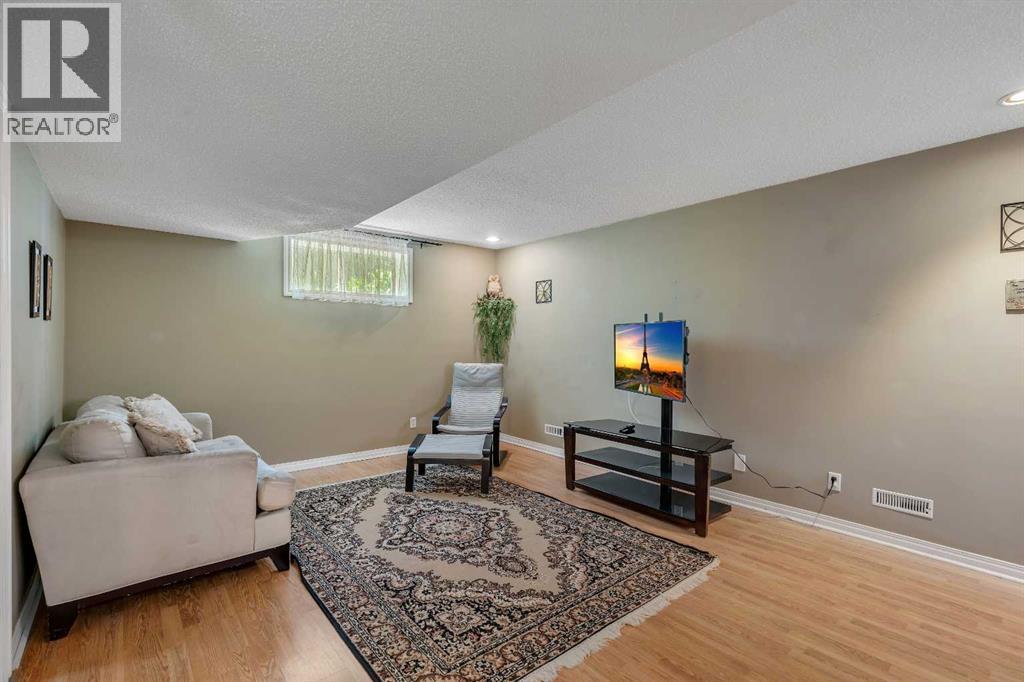 84 Willowbrook Crescent Nw Property Photo 36