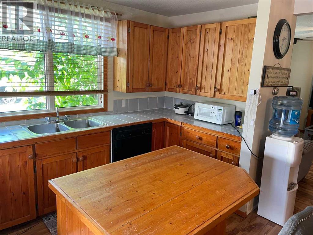 10705 111 Street Property Photo 4