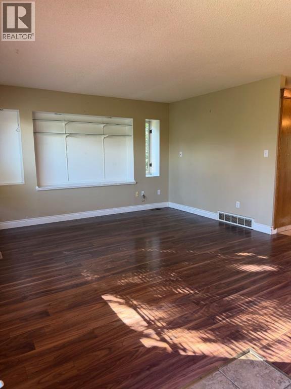 106 Ojibwa Place W Property Photo 4