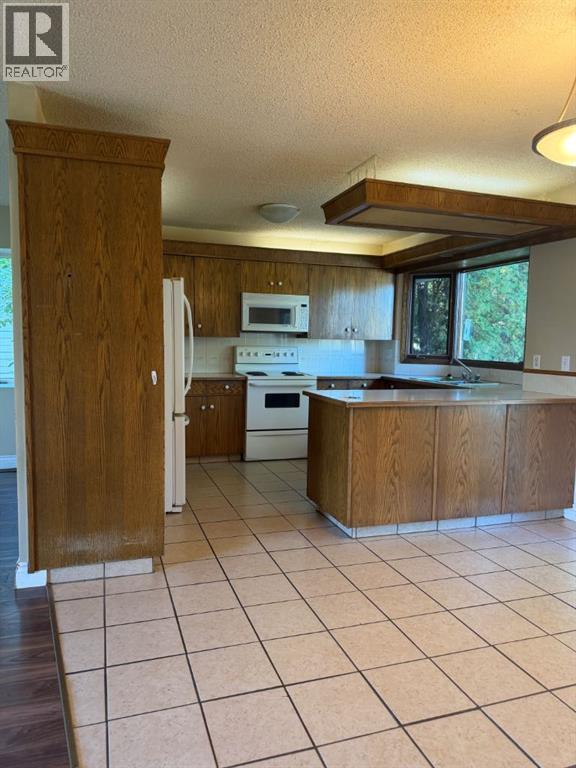 106 Ojibwa Place W Property Photo 8