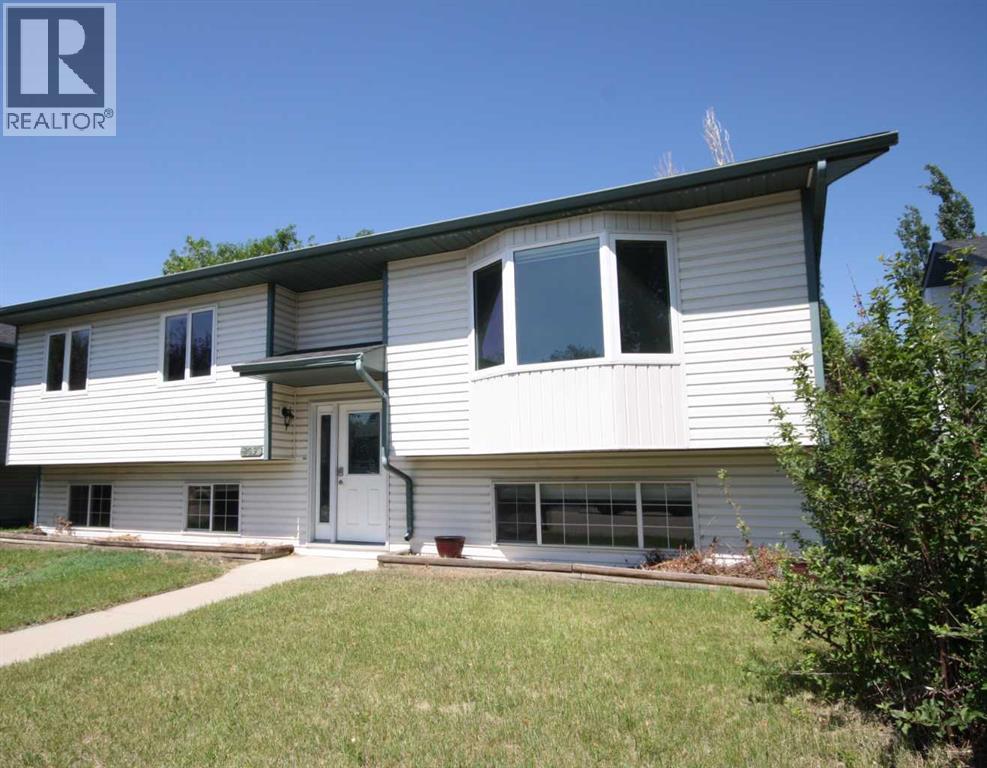 209 Strathaven Bay Property Photo 1
