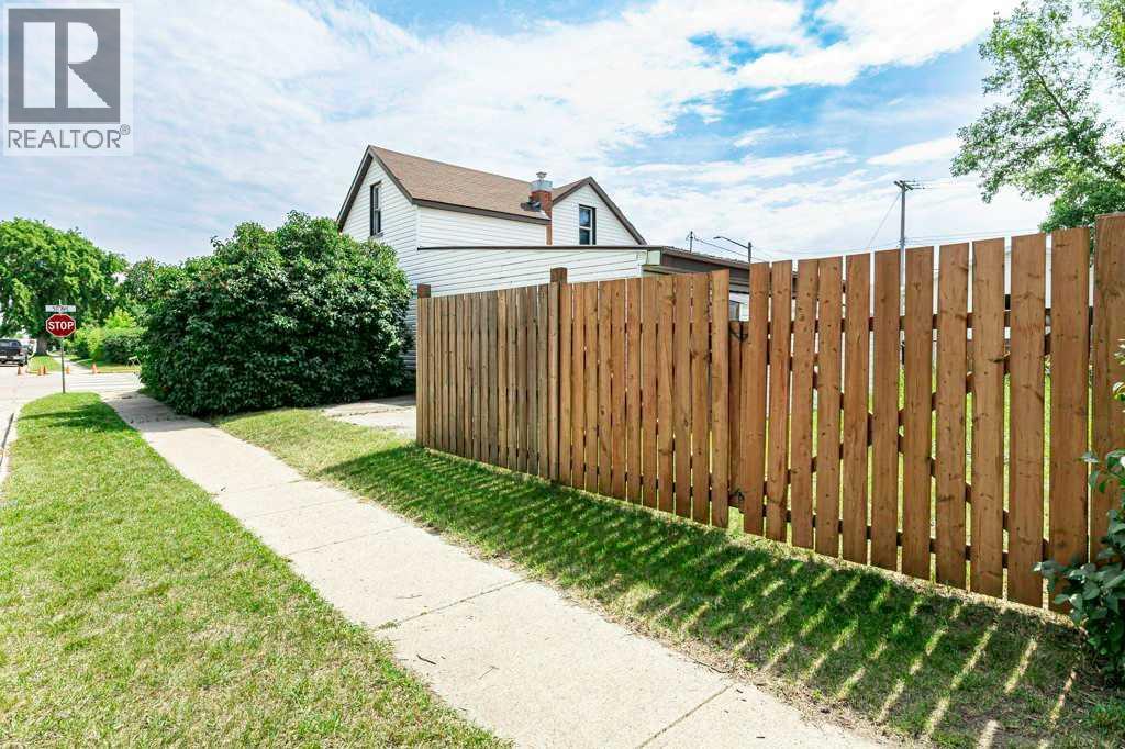 5003 48 Street Property Photo 5