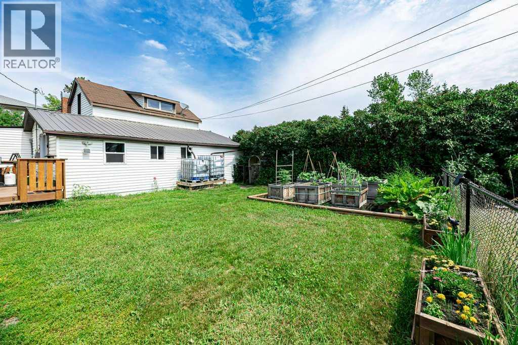 5003 48 Street Property Photo 9