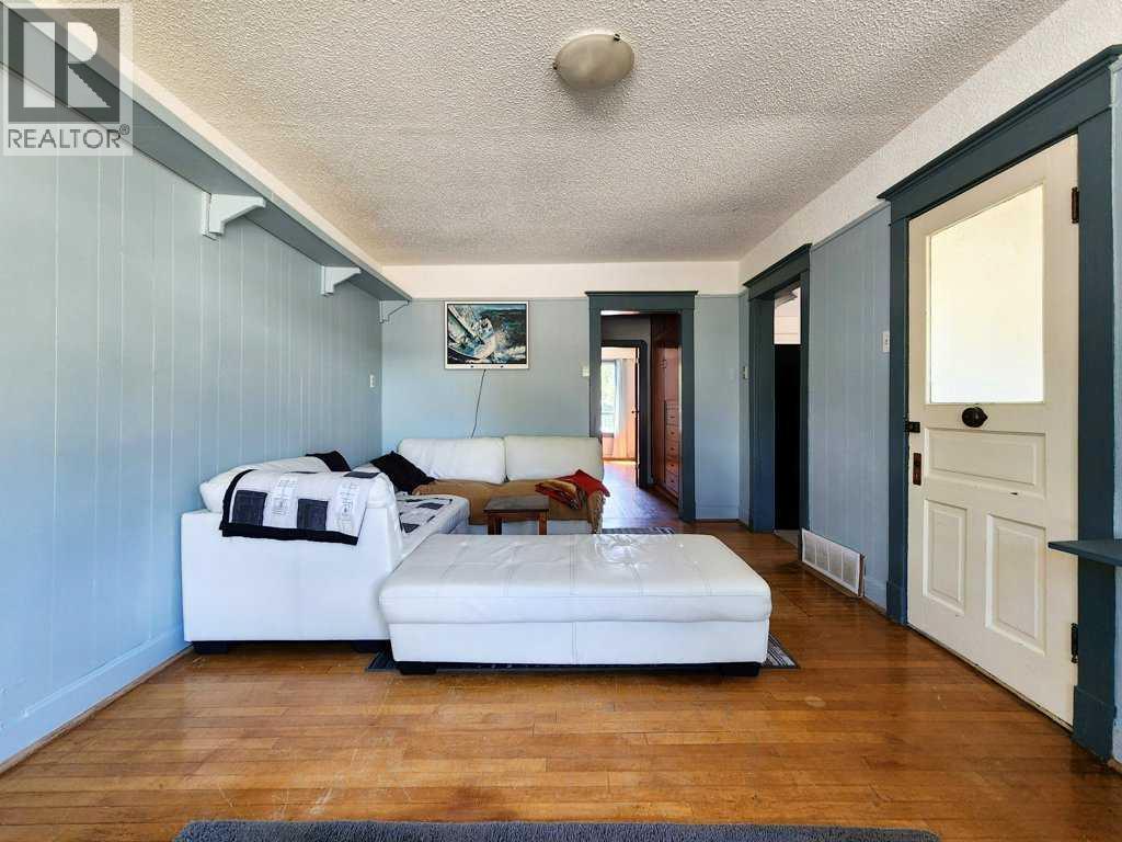 2229 210 Street Property Photo 14