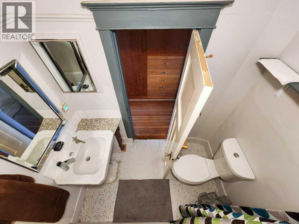 2229 210 Street Property Photo 20