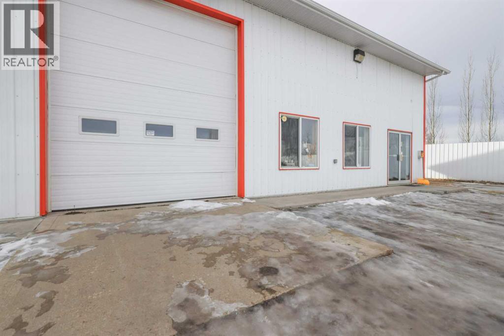 5222 44 Street Property Photo 4