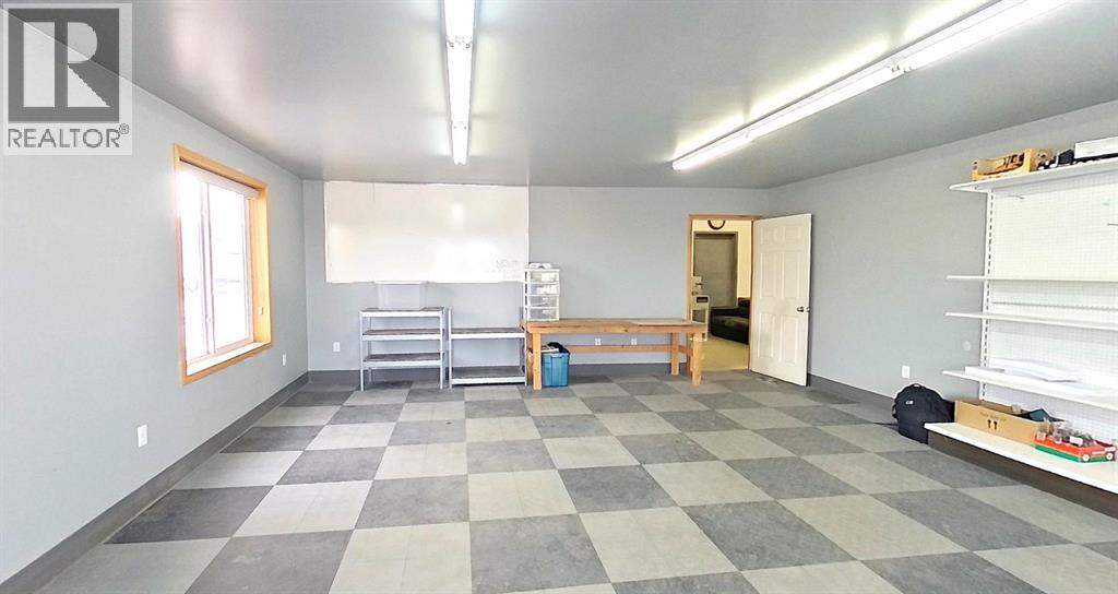 5222 44 Street Property Photo 6