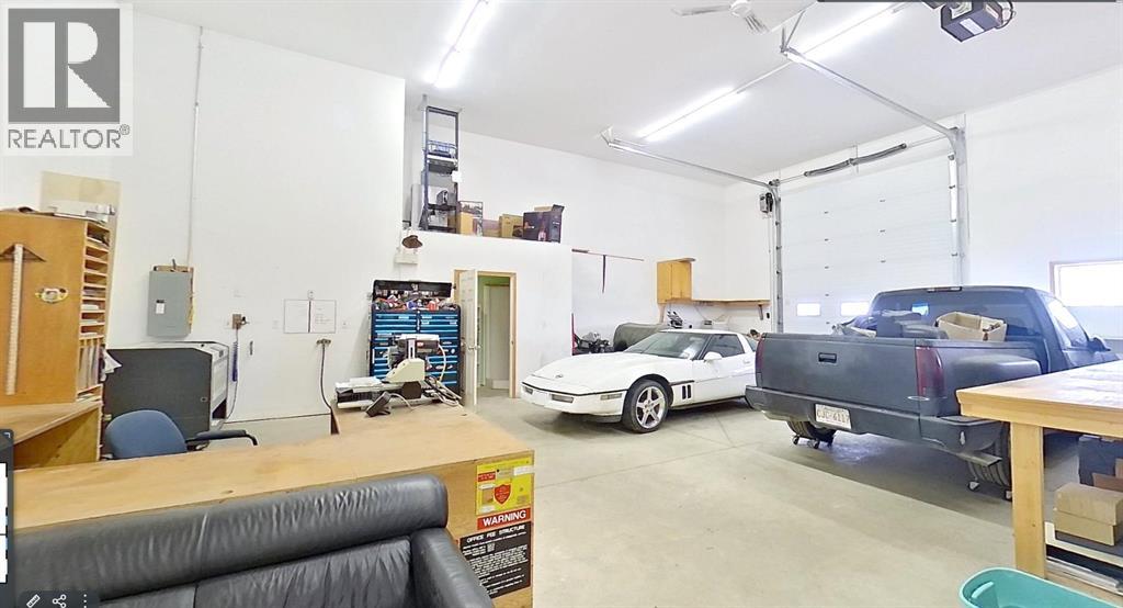 5222 44 Street Property Photo 8