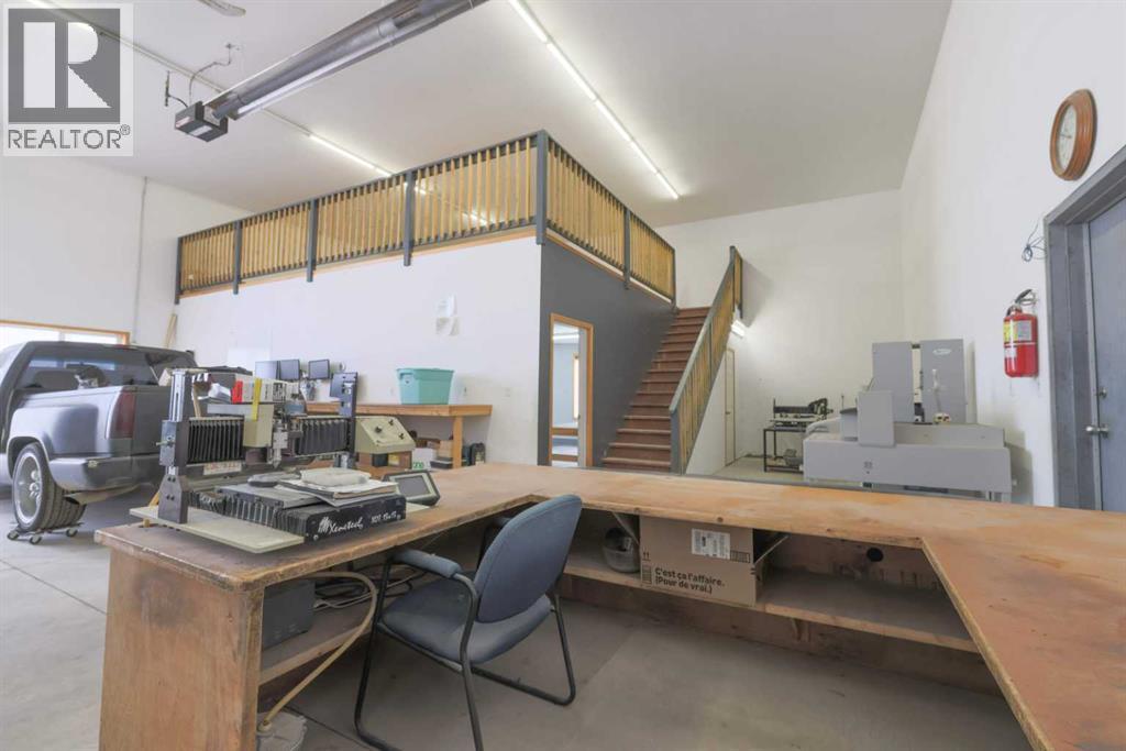 5222 44 Street Property Photo 11