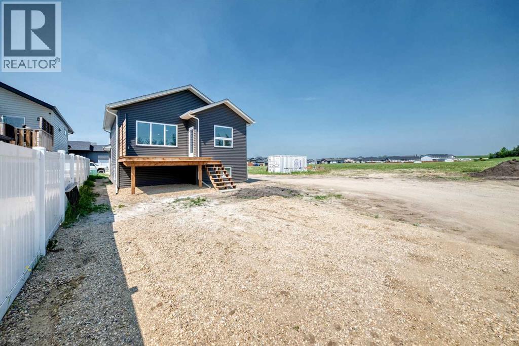 121 Aztec Crescent Property Photo 33