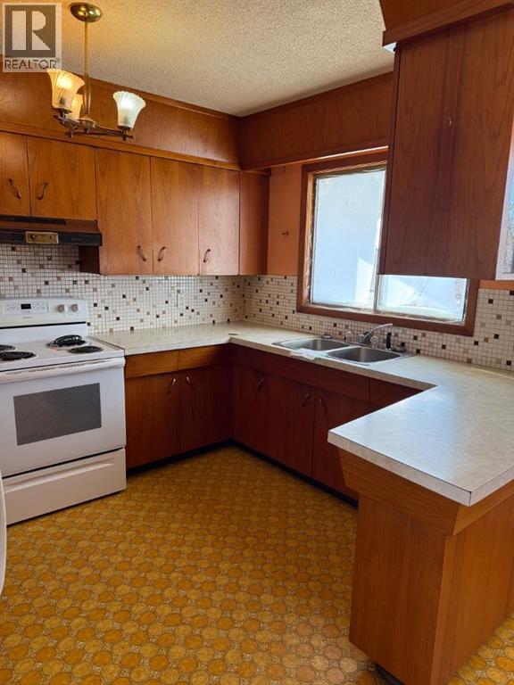 10140 105 Street Property Photo 5