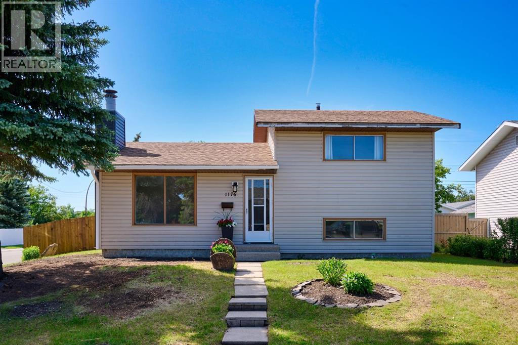1176 Penrith Crescent Se Property Photo 4