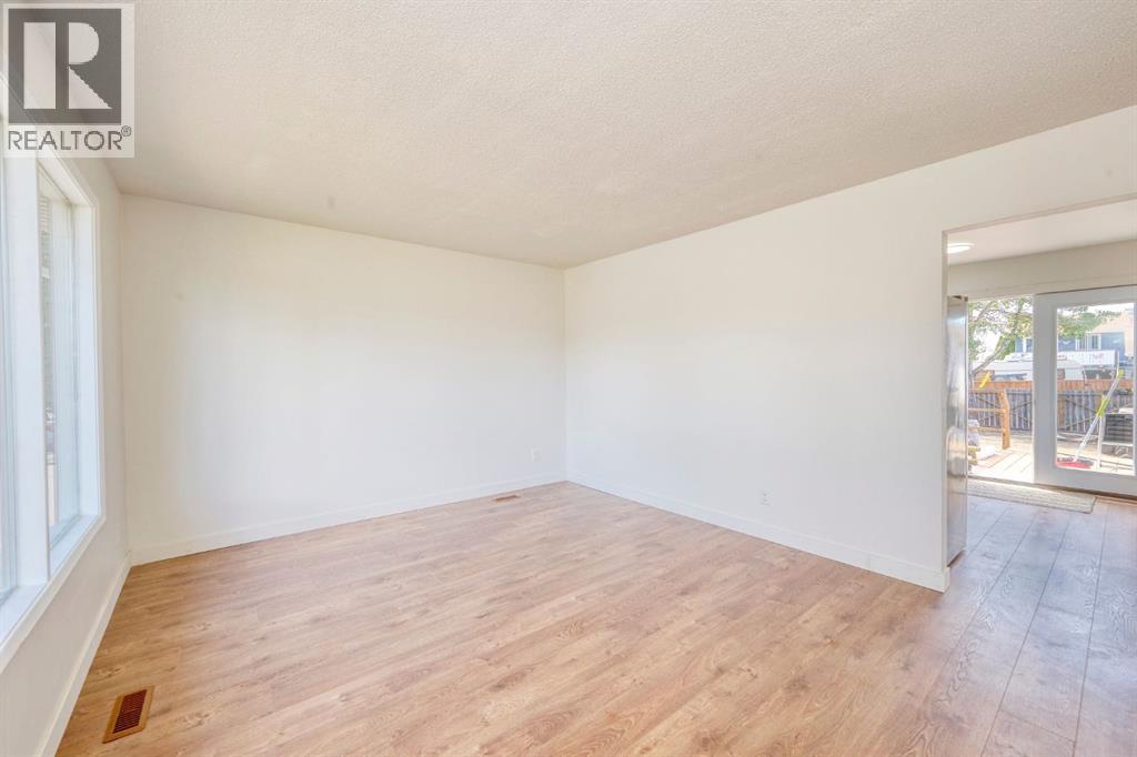1176 Penrith Crescent Se Property Photo 8