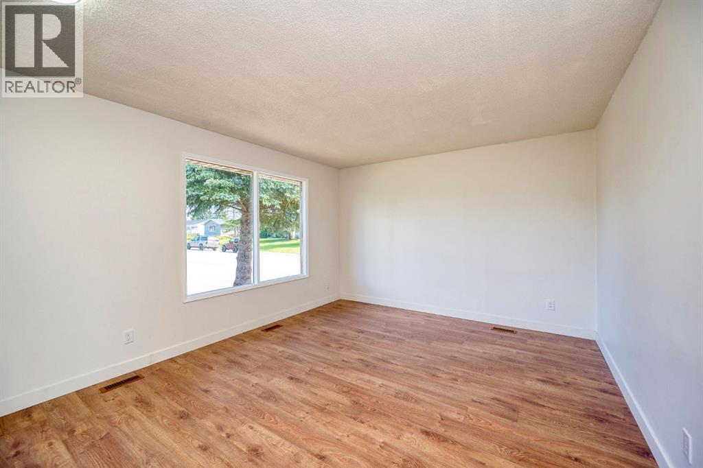 1176 Penrith Crescent Se Property Photo 9