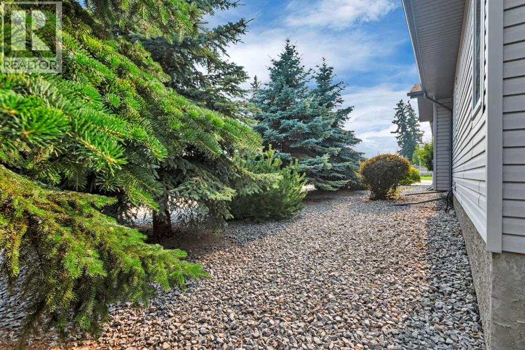 7001 52 Street Property Photo 2