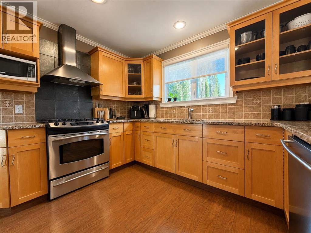 5509 45 Street Property Photo 3