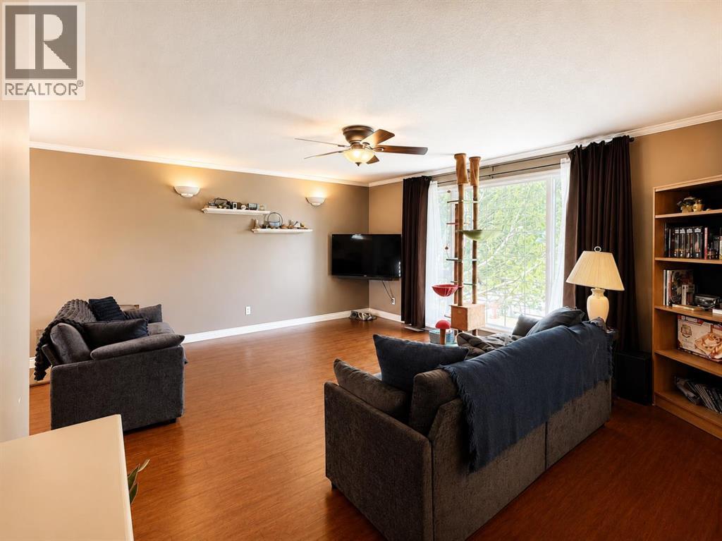 5509 45 Street Property Photo 6