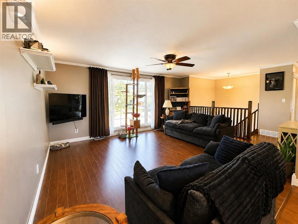 5509 45 Street Property Photo 7