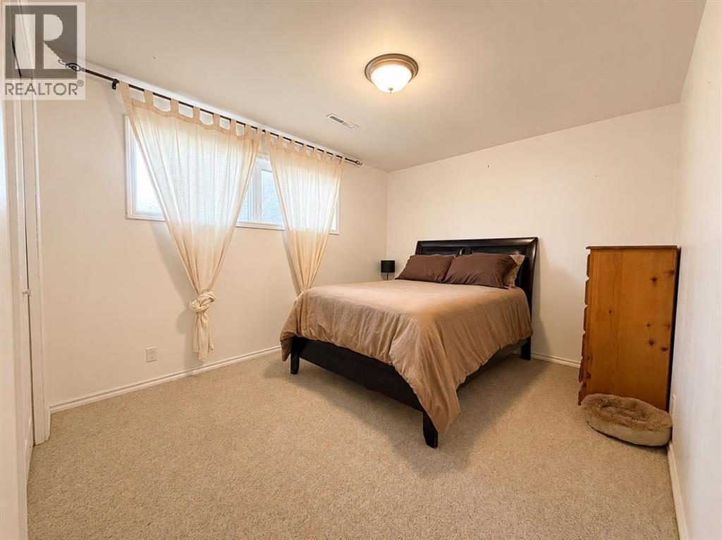5509 45 Street Property Photo 16