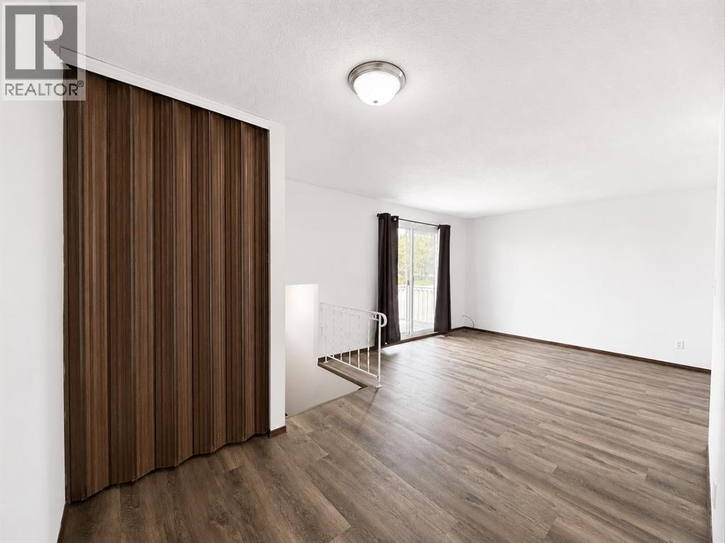 8014805 52 Street Property Photo 6