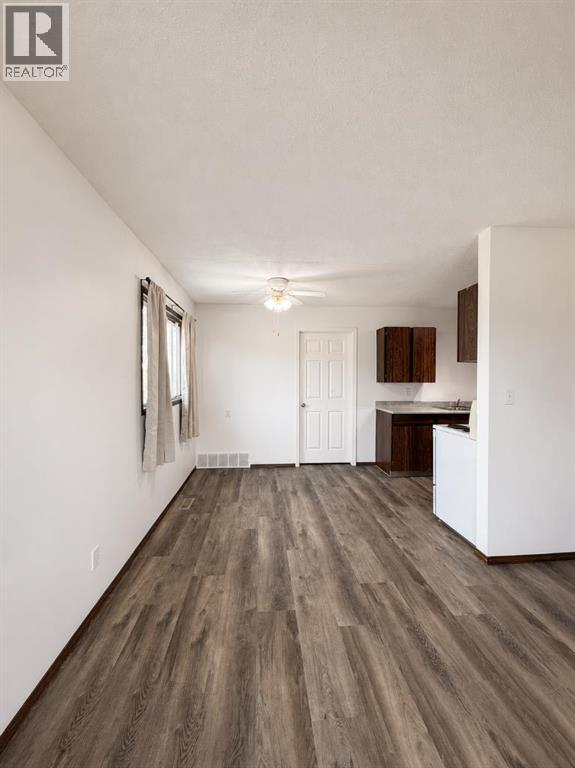 8014805 52 Street Property Photo 9