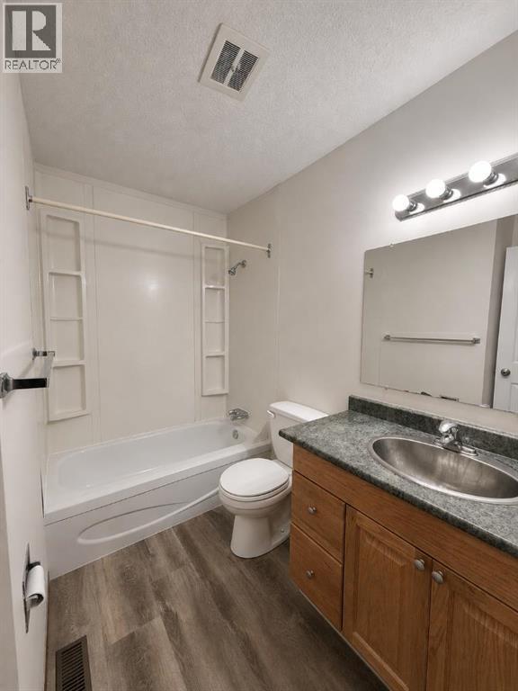 8014805 52 Street Property Photo 16