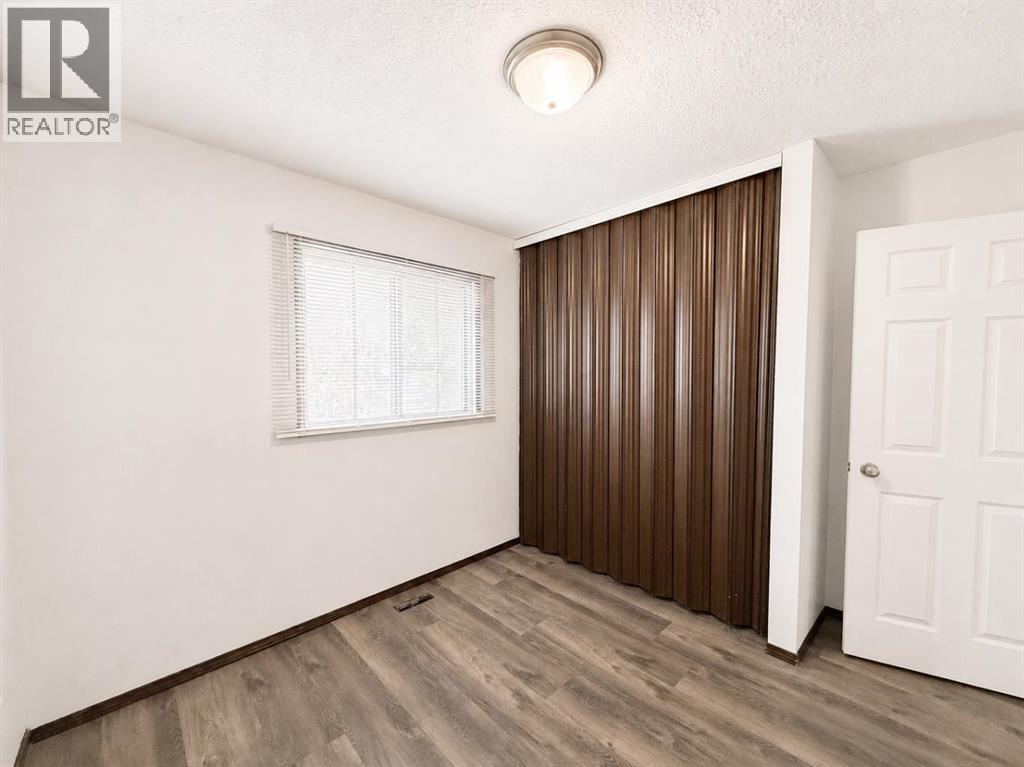 8014805 52 Street Property Photo 17