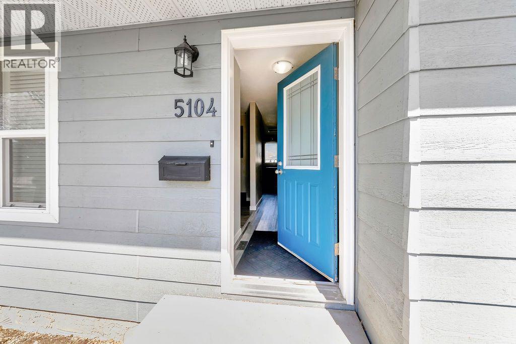 5104 54a Street Property Photo 2