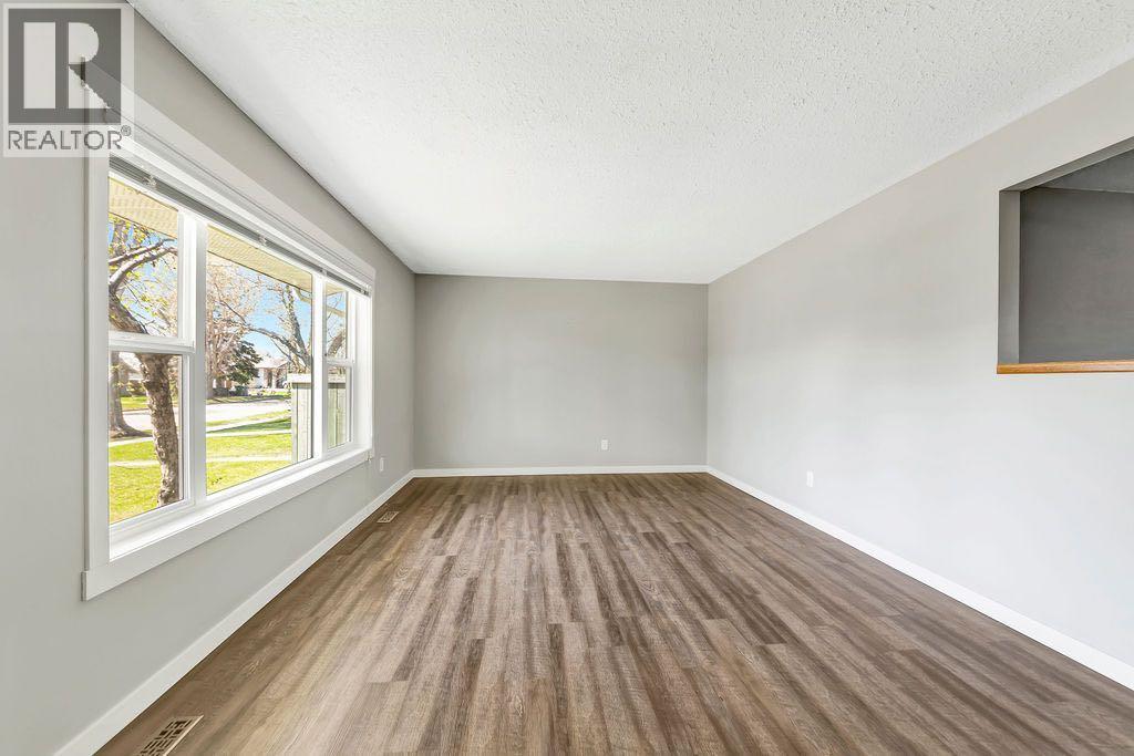 5104 54a Street Property Photo 4