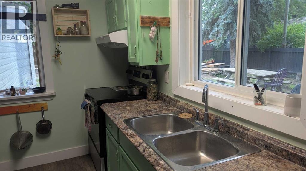 5028 52 Street Property Photo 3