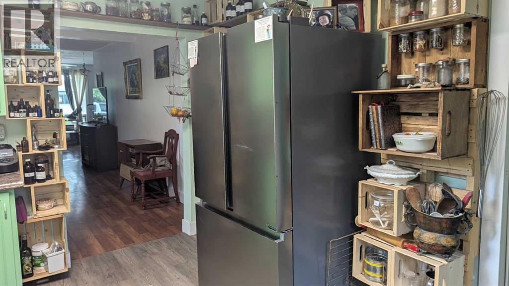 5028 52 Street Property Photo 4