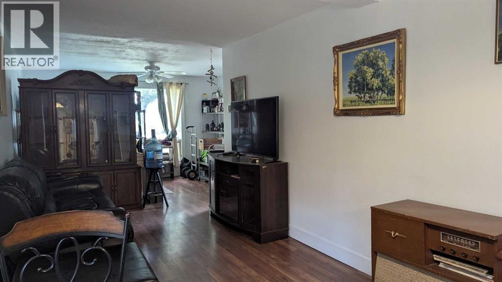 5028 52 Street Property Photo 10