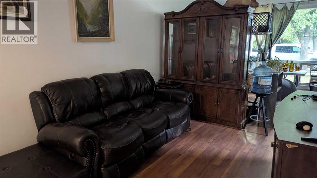 5028 52 Street Property Photo 12
