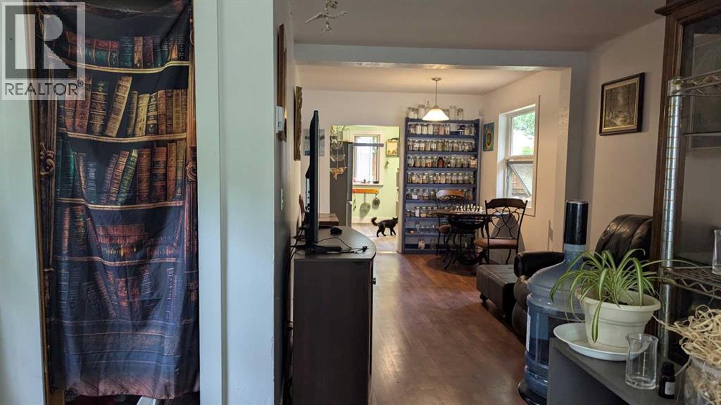 5028 52 Street Property Photo 13